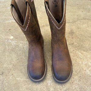 Ariat boots size 8 never worn